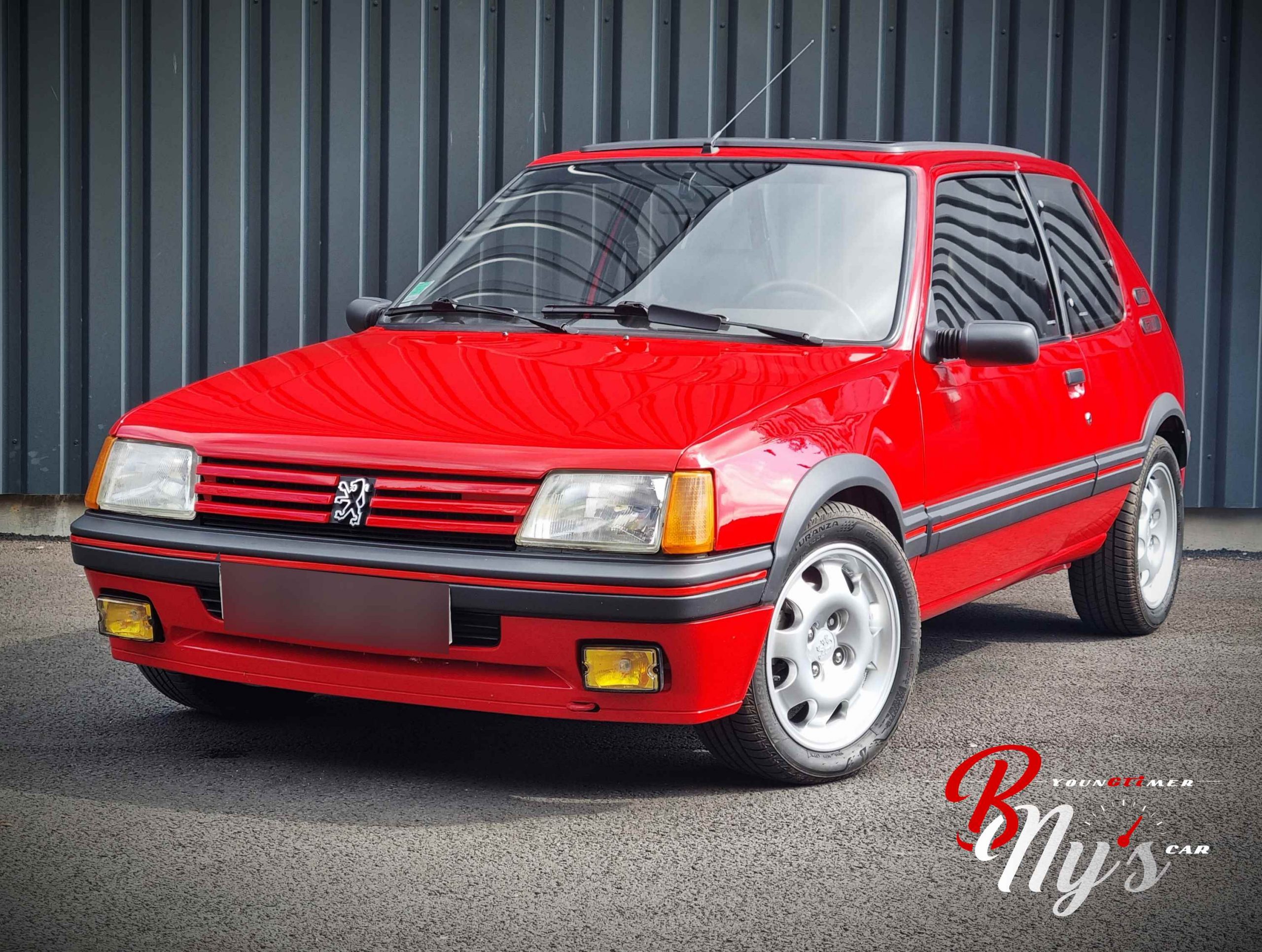 Voiture de couleur rouge - PEUGEOT 205 GTI 1.9